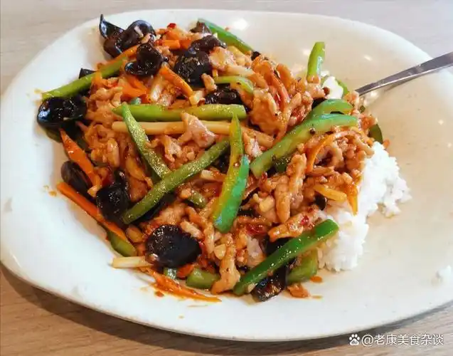 盖饭也叫盖浇饭,主要作法就是把各种相应食材做好的菜(多数为下饭菜