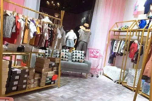 小型ins风服装店装修特点_峥业装饰分享