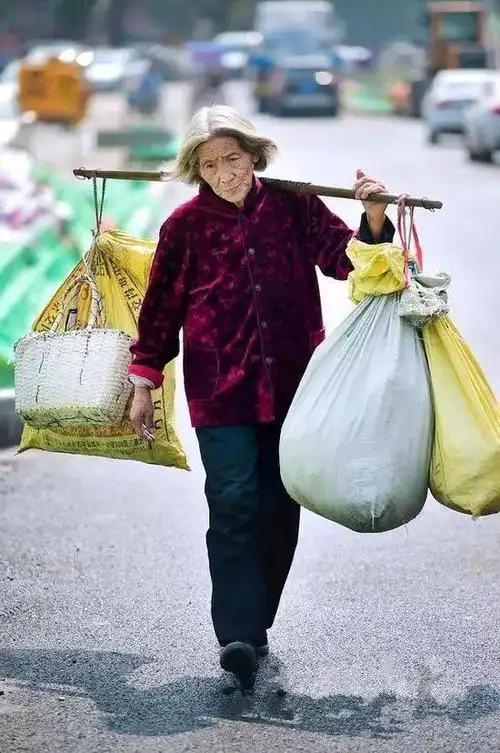 千年古镇有位74岁"扁担奶奶",8年来每天挑菜来去济南.