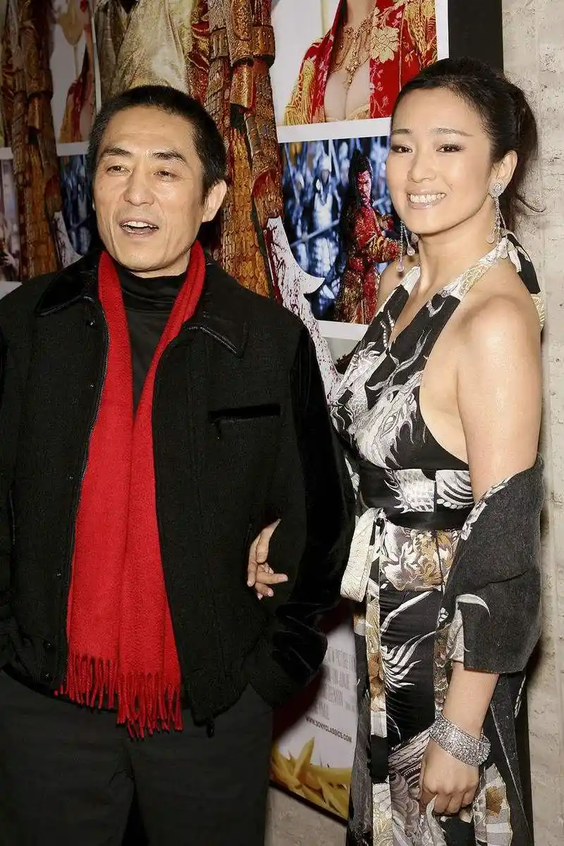 娱乐新鲜事# 看着张艺谋和巩俐在一起的老照片,巩俐看张艺谋的样子是