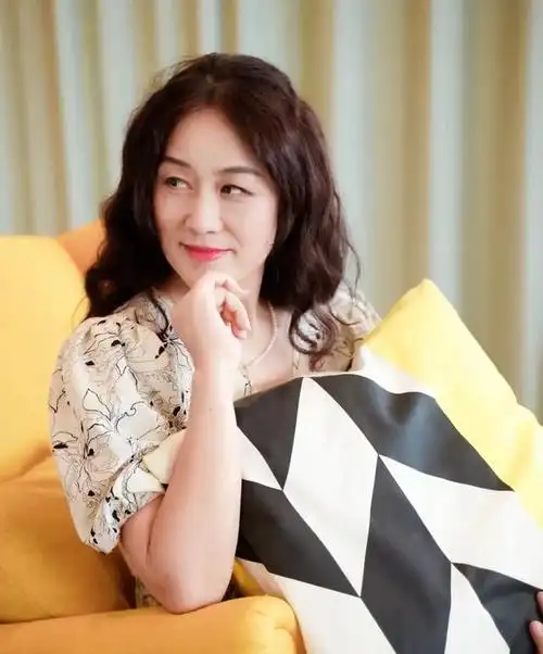 50岁的女人,和30,40岁的女人差别在哪?不止是皮肤状态