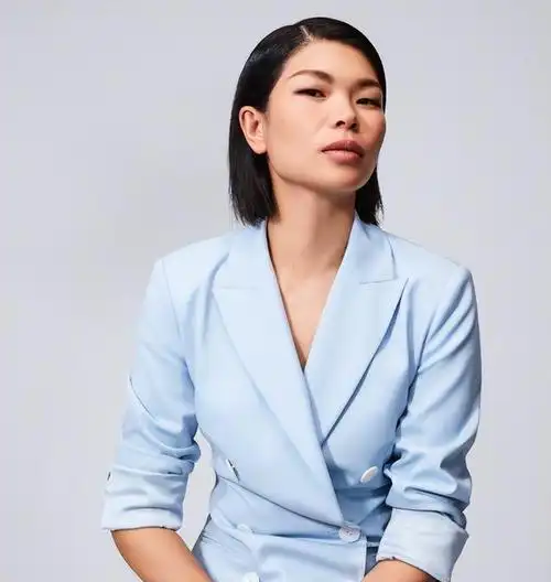 吕燕:农村丑小鸭变身国际超模,当红嫁给法国人,43岁的她怎样了