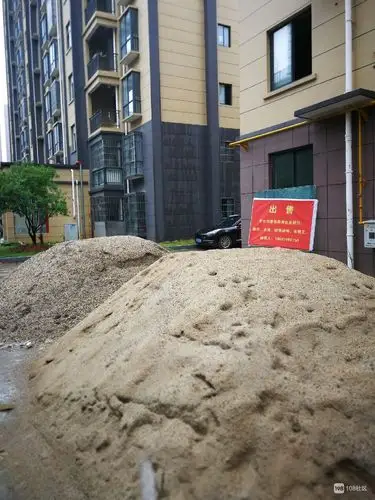 景德镇某小区惊现沙霸!沙子堆满小区道路 强买强卖怎么办?