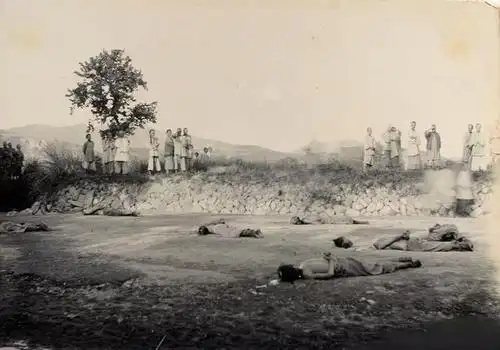 1892年的一组行刑老照片,刽子手体型瘦弱,犯人的眼神很可怕