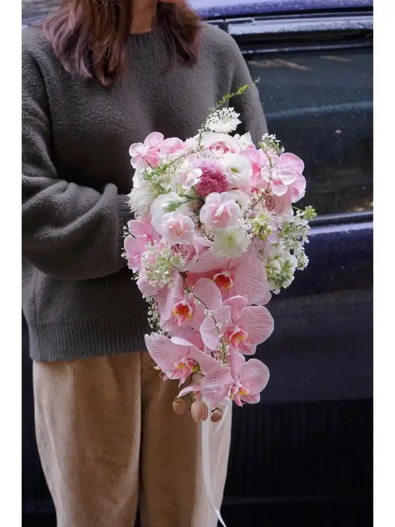 超美蝴蝶兰水滴手捧 这款水滴型新娘手捧花,98款式别致 蝴蝶 - 抖音