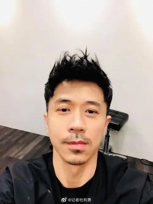 照片中49岁的光良蓄起胡渣变帅大叔,剪新发型清爽短发帅气有型