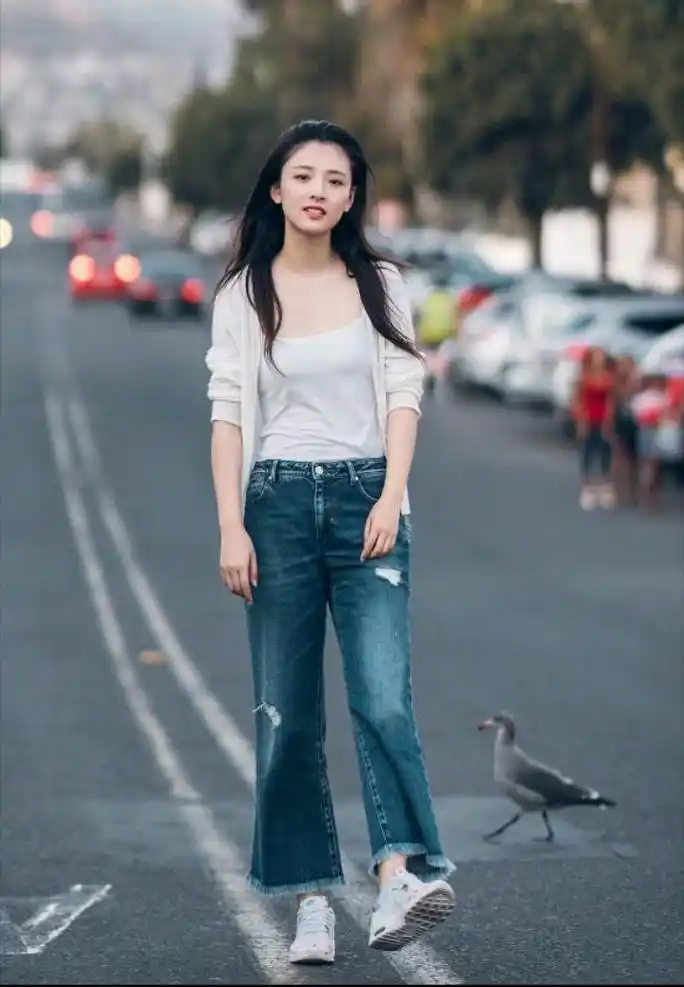 吴倩私服太美了,长发飘飘气质脱俗,她一笑我心都化了