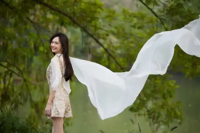 唐嫣晒照女神范十足身材窈窕似少女回眸一笑让人心动