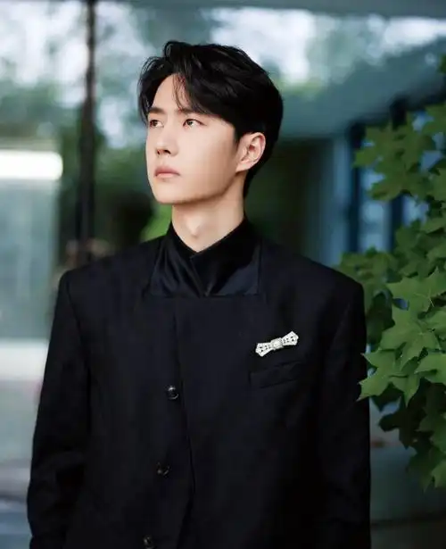 王一博暗纹西装