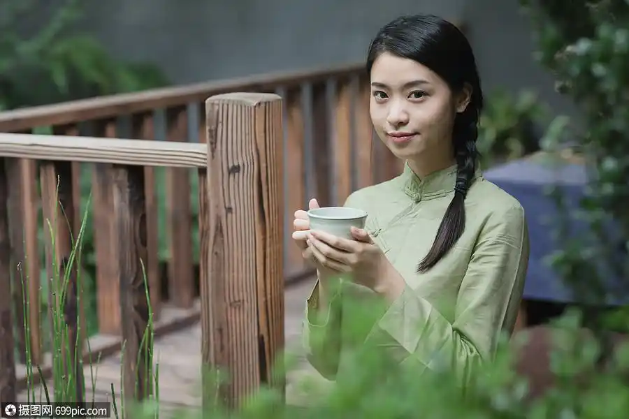 手捧茶杯的美女
