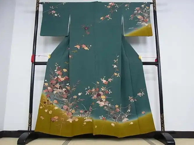 出共八卦翠色正绢付下和服