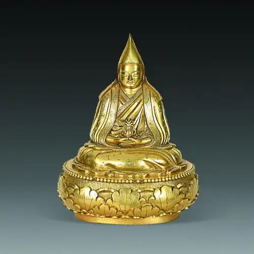 清 铜鎏金莲花坐佛造像