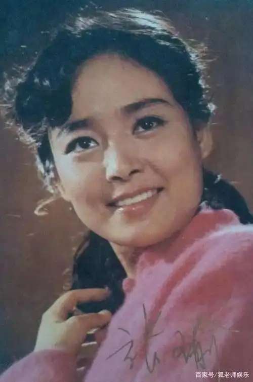 在初中毕业后,上影厂的老师觉得张瑜非常有灵气,是一个有天赋的演员