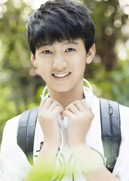 14年孙傲就和于正合作过电视剧《云中歌》,他是男女主小时候在无泪城