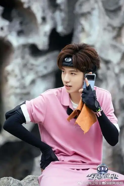 贺峻霖粉色运动装剧照##贺峻霖粉色运动造型