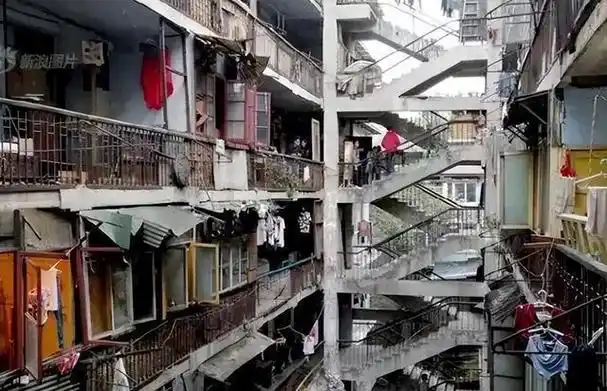 一位香港30岁独居青年,买下18㎡双阳台"纳米楼",网友:太逼仄