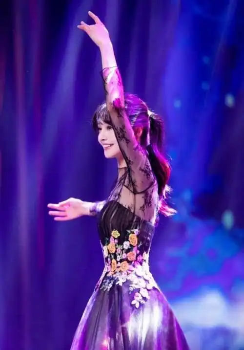 郑爽穿黑色花朵礼服跳舞身材纤细舞姿优雅真美若天仙