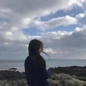 女生头像霸气背影背包阳光明媚