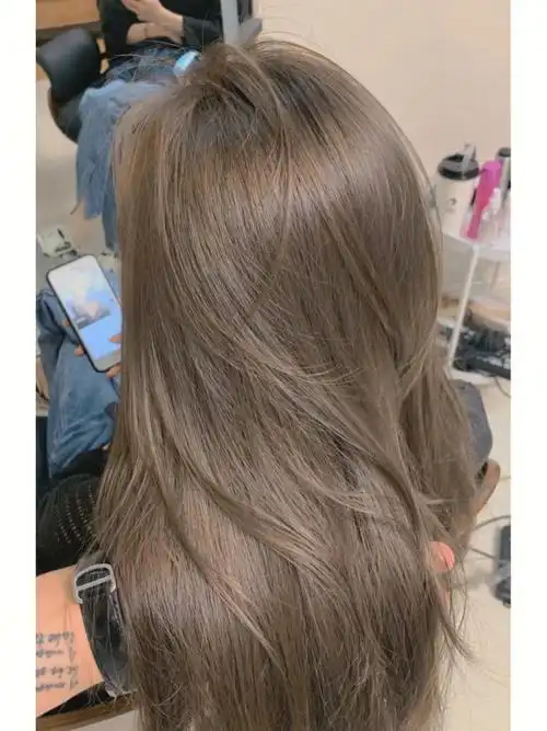 也是一款高级色,亚麻灰相比颜色要更青一点,因为棕色的关系又不会过分