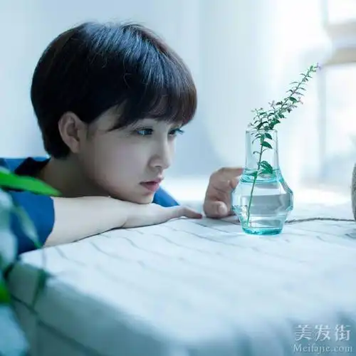 女生比较酷的短发推荐帅气有型_女生中性短发发型女生头像_韩范