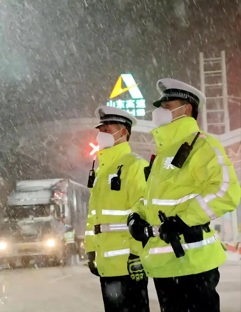 警察就是照进这个城市的光,不管多么黑暗的角落,都改变不了本质 - 抖