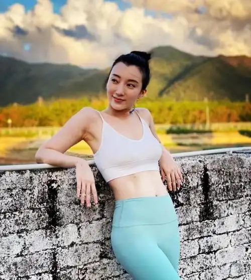 恭喜!港姐李天纵突晒照宣布秘密产子,与内地知名导演结婚3年多