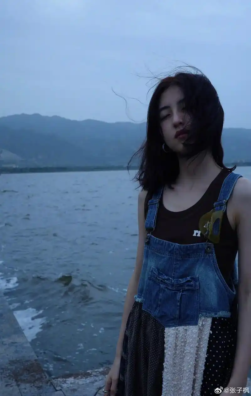 张子枫在海边拍摄的氛围感照片确实很有感觉,被海风吹乱的凌乱的 - 抖