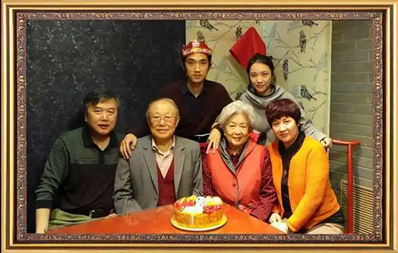 谢芳的丈夫病逝:"女强男弱"相爱一生,琐碎日子被你