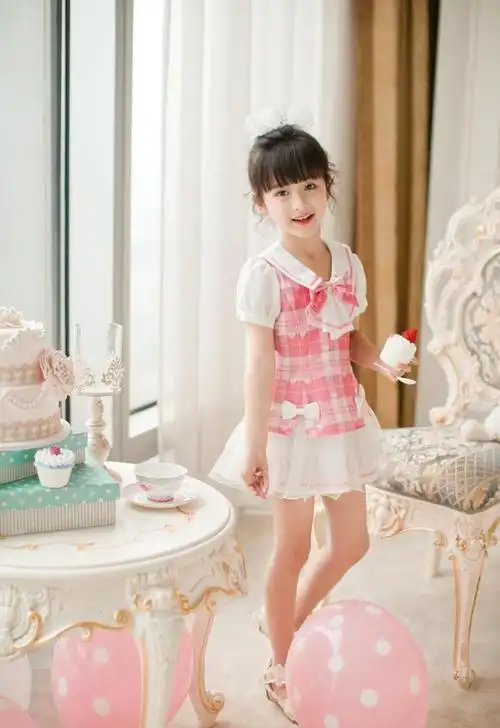 小小年纪就靠着颜值走红小萝莉裴佳欣长大后会有多美