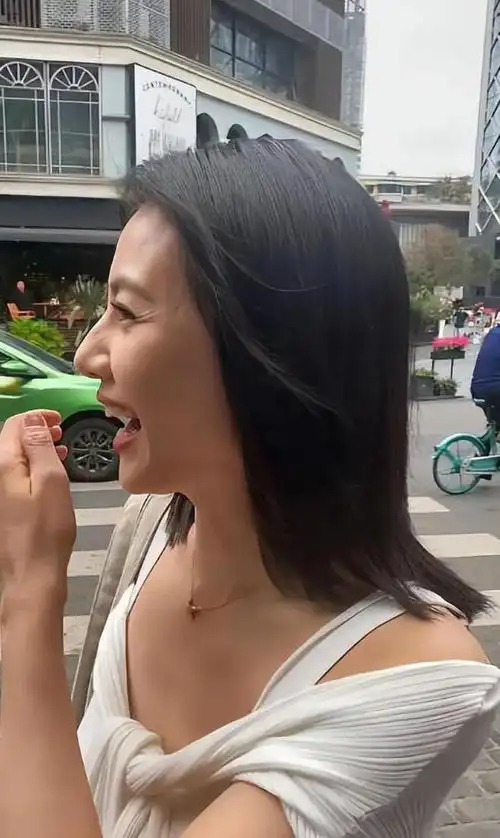 真正的美高圆圆眼角有皱纹