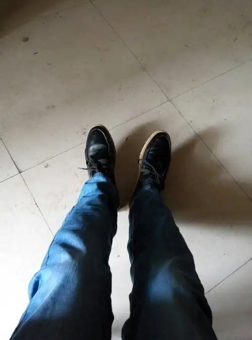 休闲皮鞋牛仔裤感觉不搭啊!