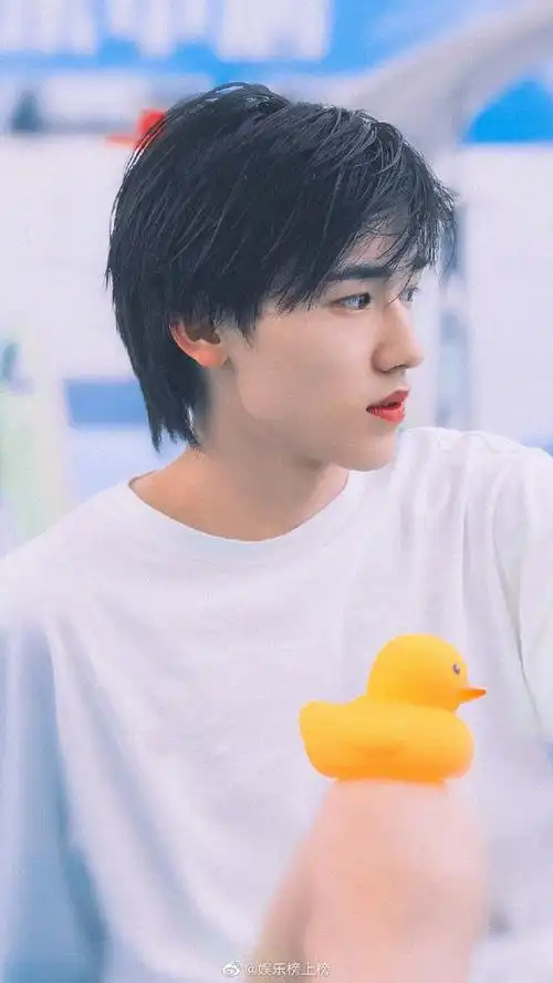 宋亚轩小黄鸭随拍