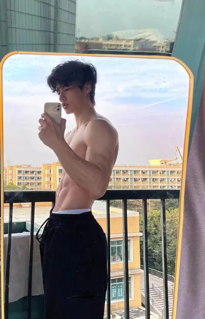 艾特一下女流氓#宽肩窄腰 #体育生 #腹肌 #对镜拍 - 抖音