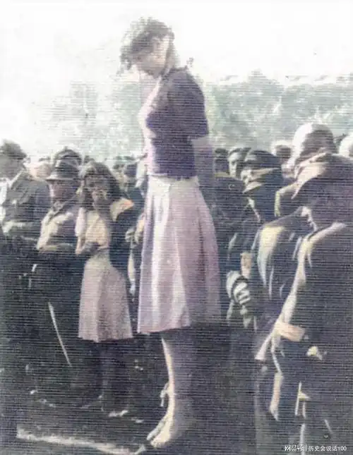 1945年一名女纳粹被处以绞刑周围站满了观看的人