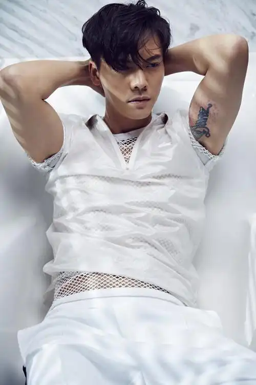 陈伟霆白色渔网衫大片露腋下性感纹身