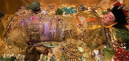 孙殿英盗慈禧墓时,为何第一时间抢走慈禧的裤子?真相是这样