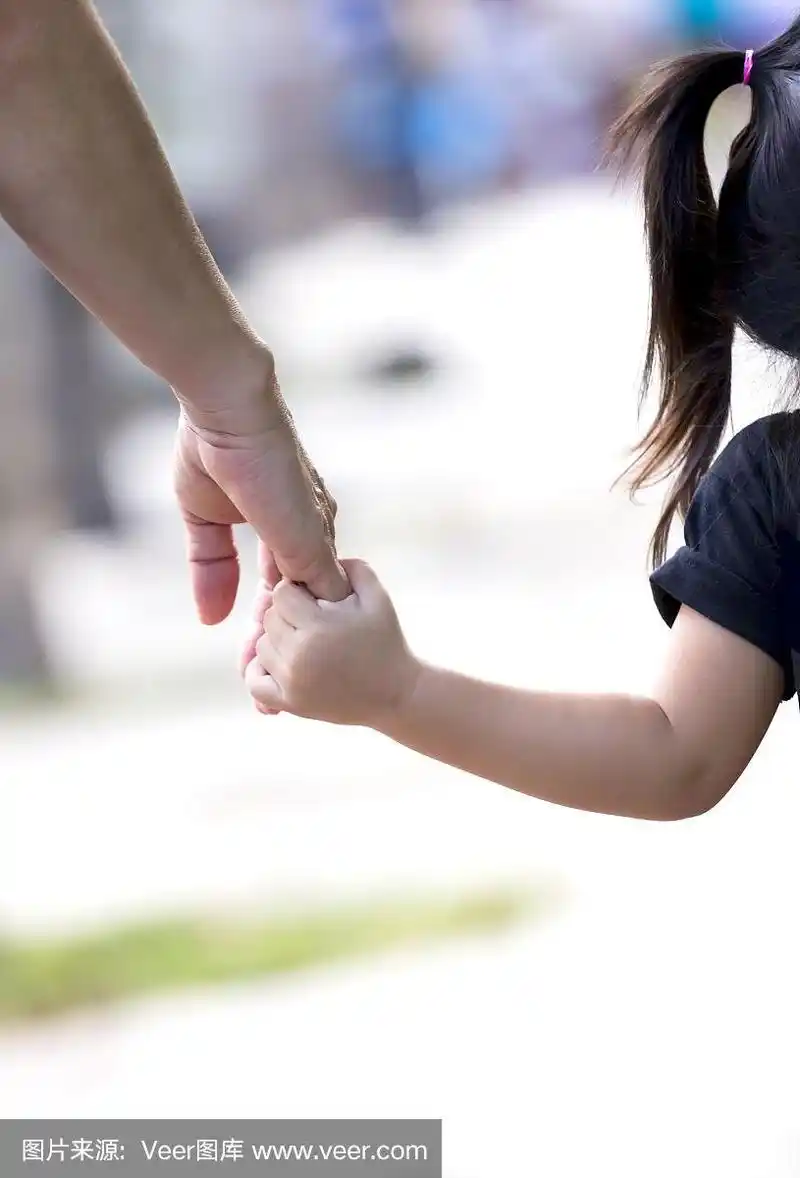 母亲牵着孩子的手.
