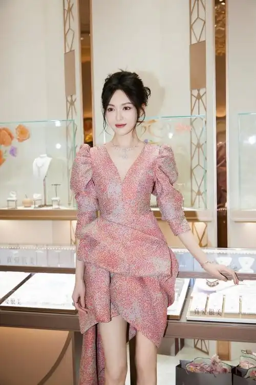 六福珠宝全球代言人唐嫣空降北京 开启全糖绮遇