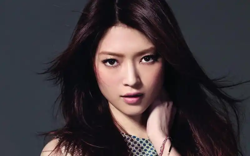 凭大尺度电影提名金像奖, 4年交往19个男友, 视陈冠希为偶像_数月亮