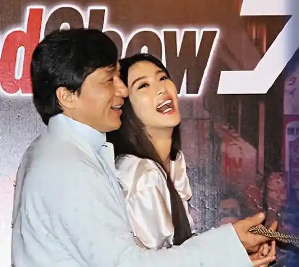 范冰冰成龙酒桌上并肩而坐,桌底下小动作不断,实在是太耐人寻味