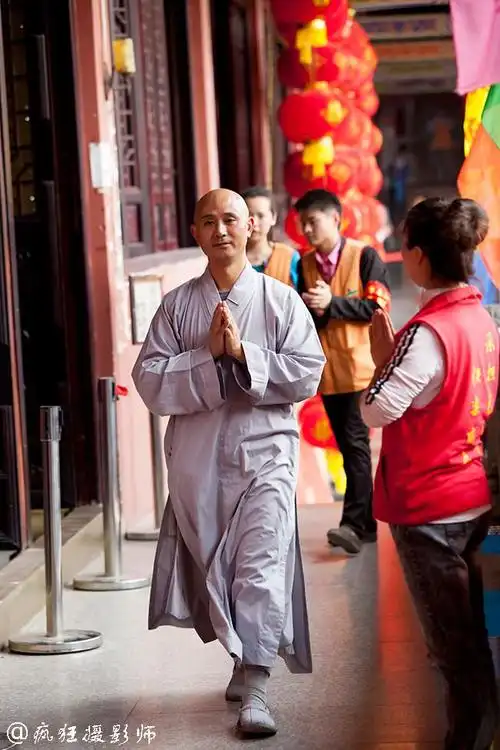 下课了,寂静法师从大殿里走出来