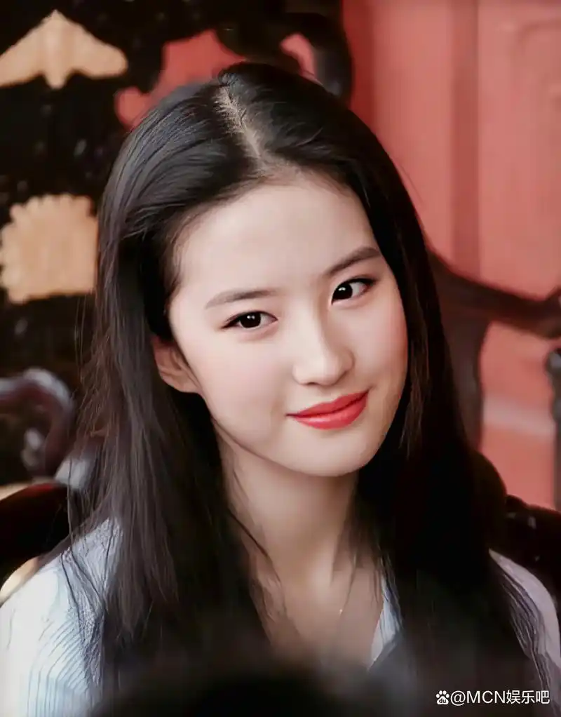 35岁刘亦菲,凭一张捧花照片再次出圈,果然是天仙下凡!