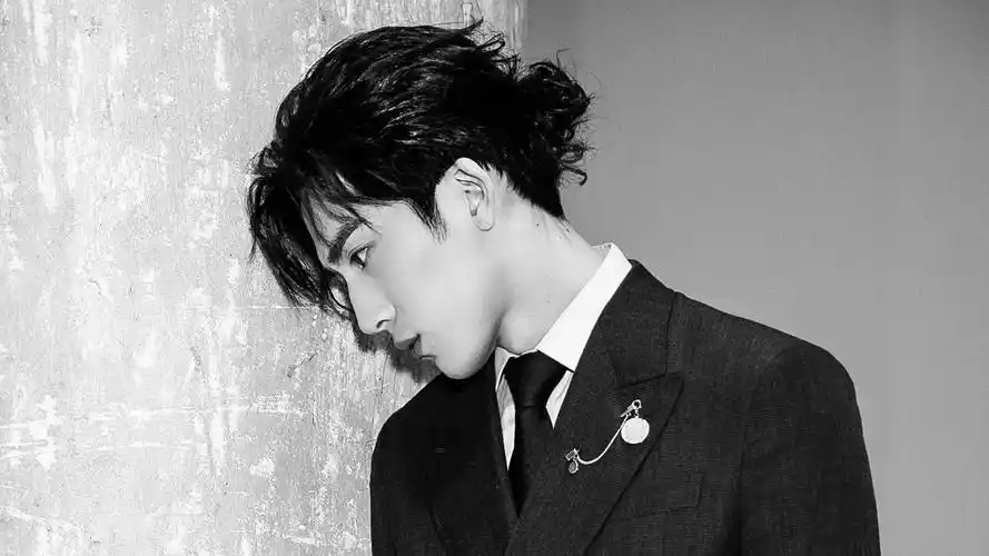 井柏然上演帅气侧颜杀画报