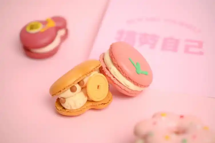 第一次尝试打灯拍静物,选了一张粉色背景纸.