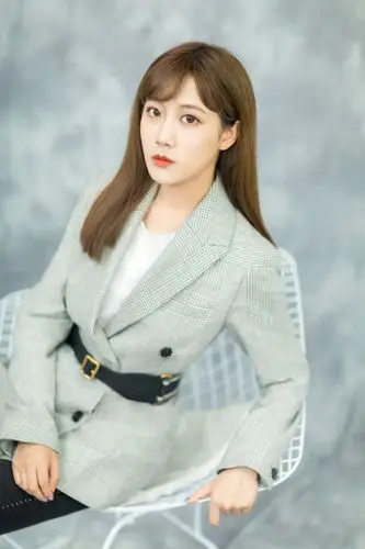 简介:李艺彤优雅灵动写真图片,分享一组李艺彤图片给大家,图中的明星