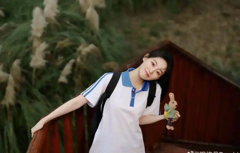 照片中祝绪丹身穿学生校服,清纯可爱,一双大长腿十分抢镜.