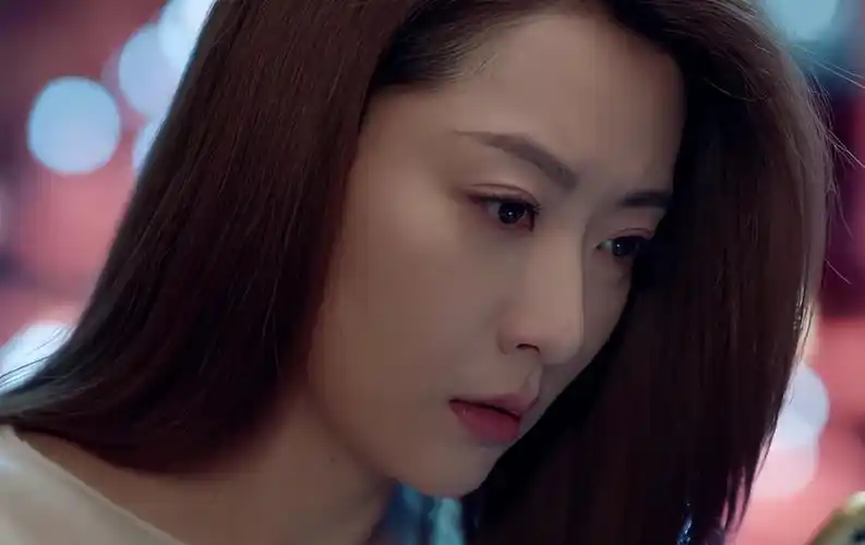 之后,白冰出演人气电视剧《请叫我总监》,饰演主人公白月光她也很心动