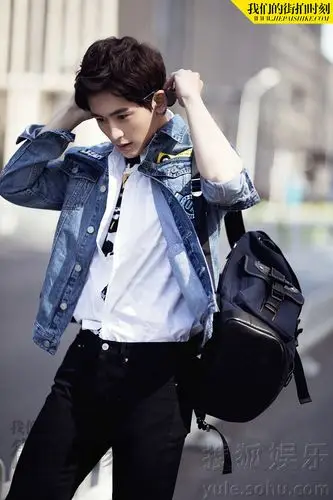 张哲瀚街拍大片曝光 变清新型男