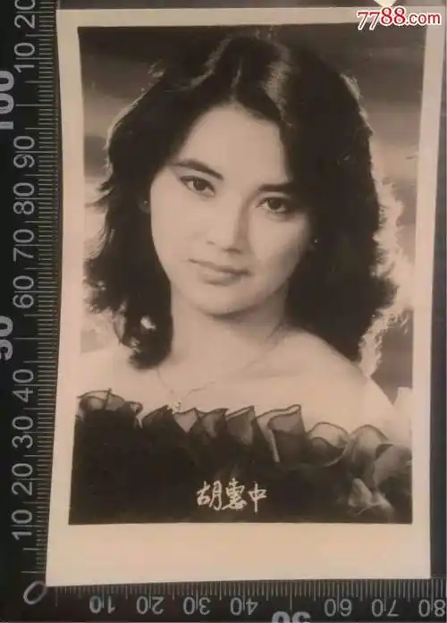 1/ 12 70年代香港女星,颜值巅峰的她们你认识几个 70年代香港女星