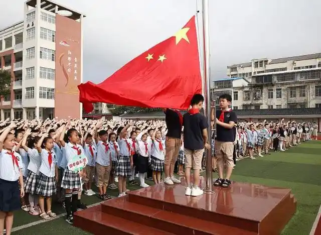 升旗仪式是所有中小学都存在的,每周一次的升旗仪式,能够让学生们更加